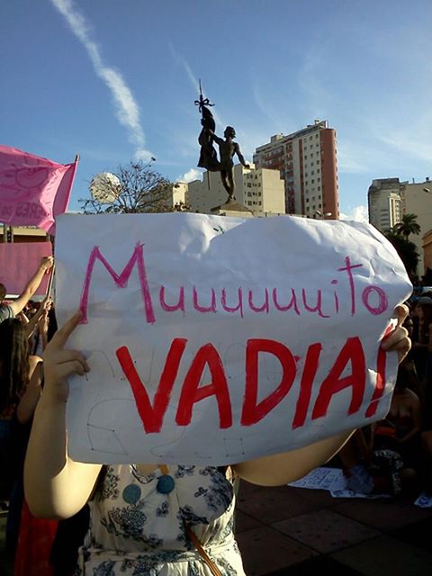 Até a estátua da Praça da Estação é muuuuuito vadia!