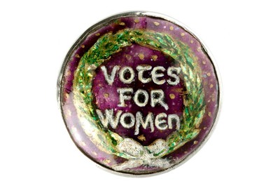 Broche esmaltado criado pela artista Ernestine Mills para ajudar na arrecadação de fundos para as suffragettes. Fonte: Museum of London